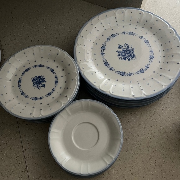 Renaissance Stoneware dishes - Picture 1 of 3